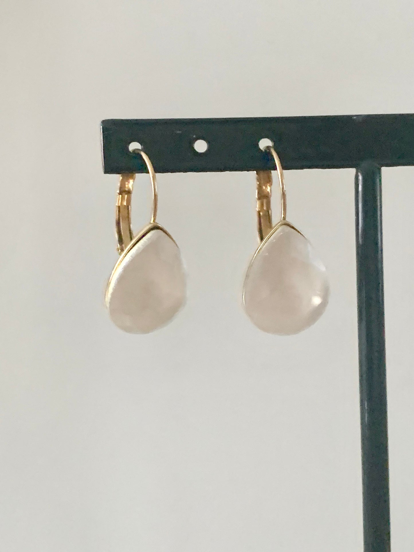 Boucles d’oreilles « goutte blanche »