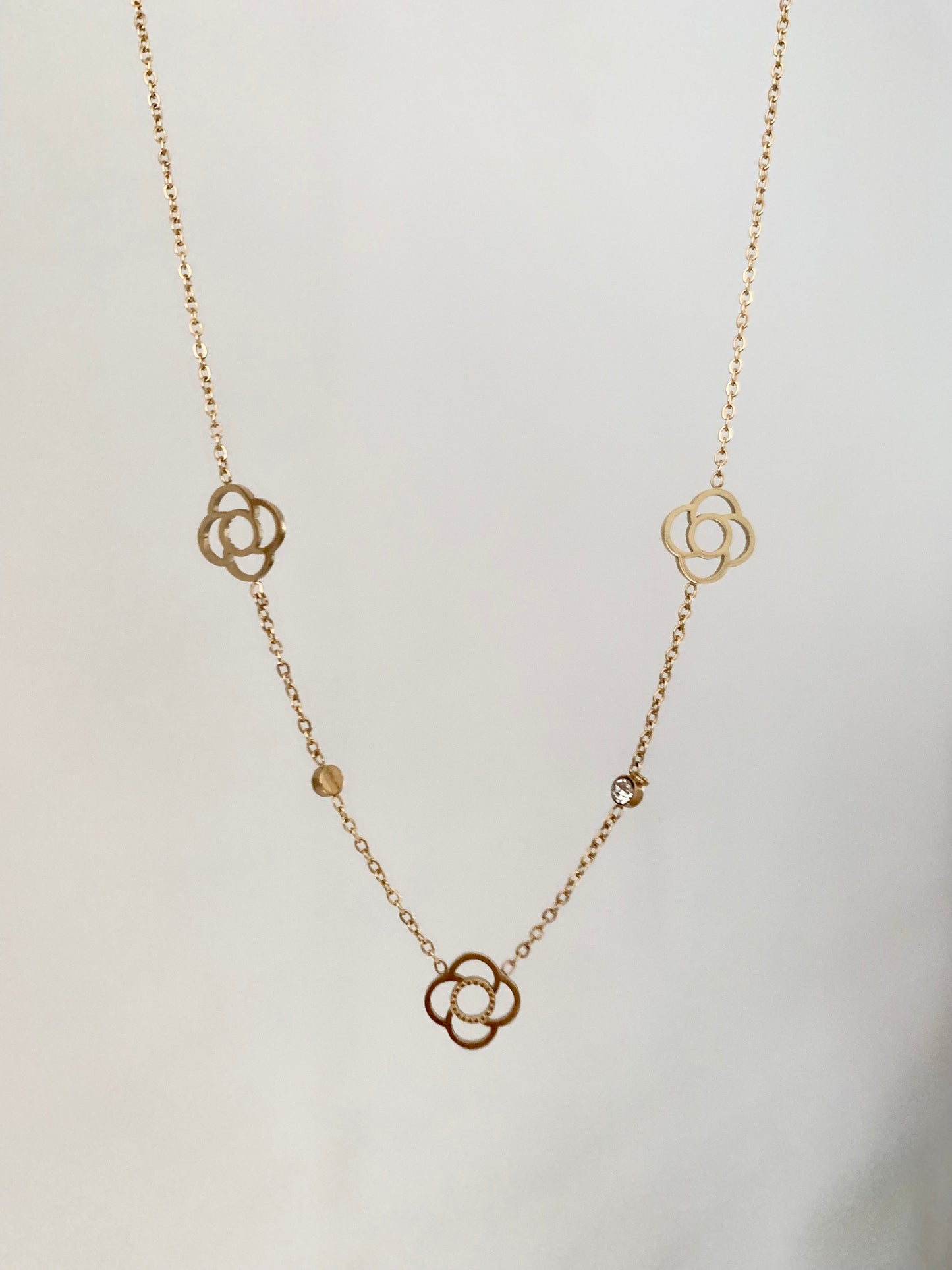 Collier « 3 fleurs / 2 brillants »