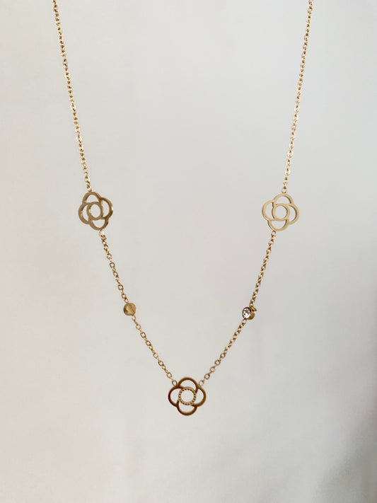 Collier « 3 fleurs / 2 brillants »