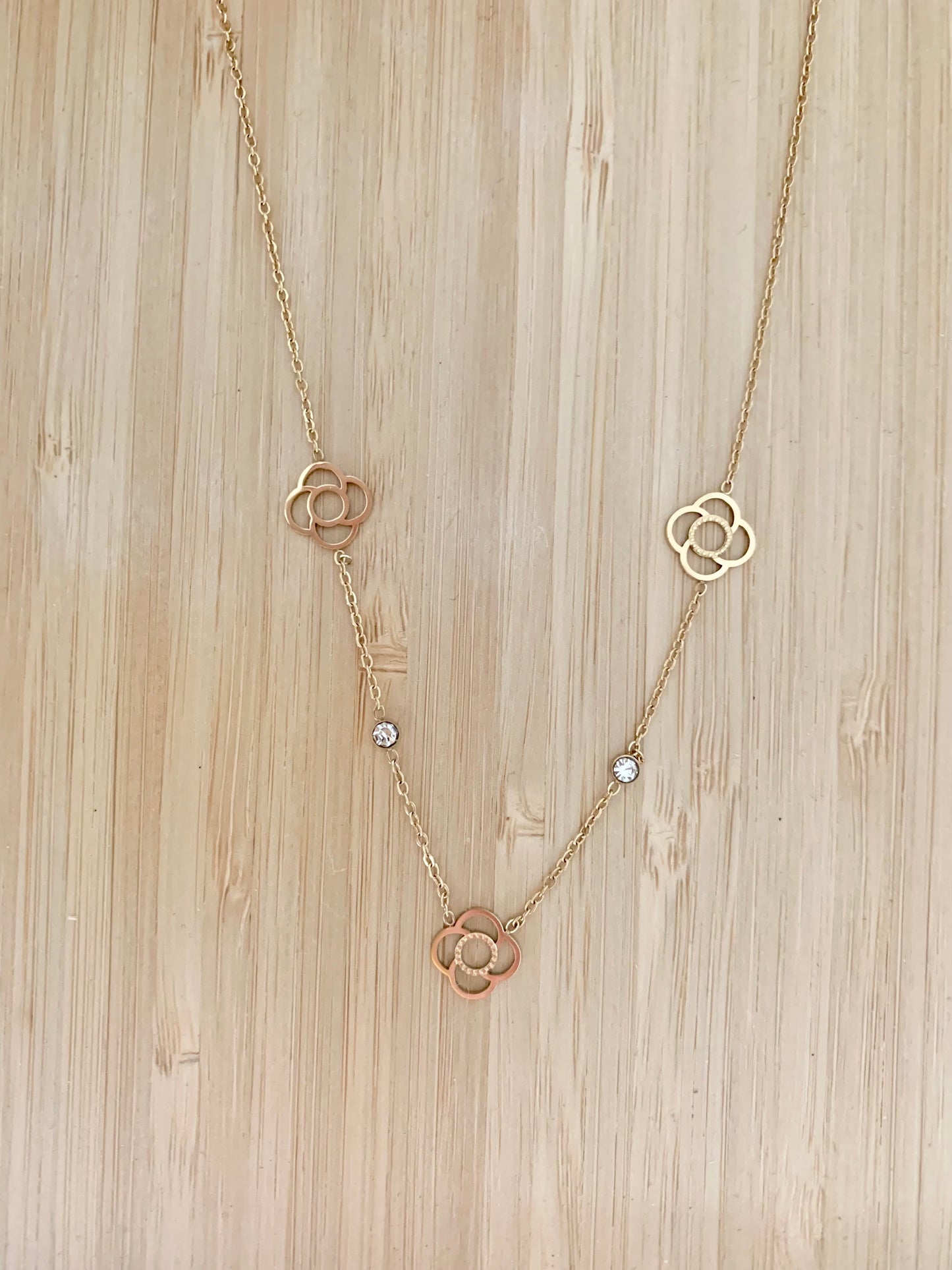 Collier « 3 fleurs / 2 brillants »