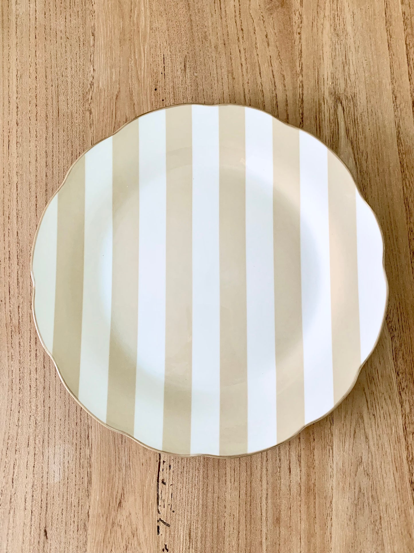 Assiette rayée beige