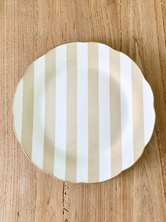 Assiette rayée beige