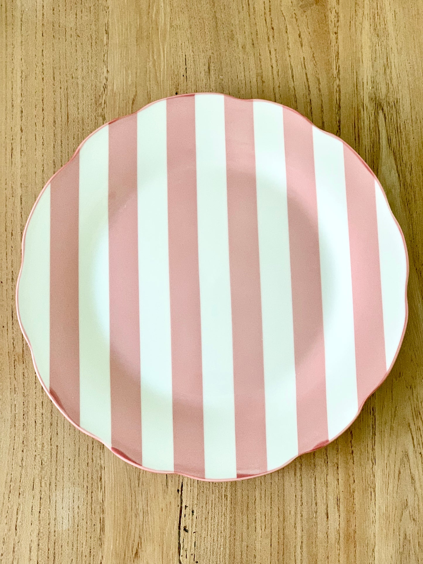 Assiette rayée rose